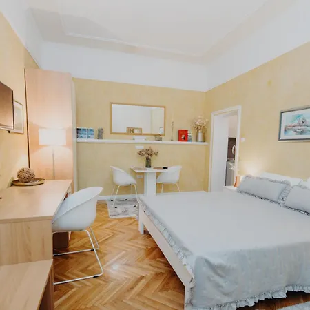 アパート And Rossella 2