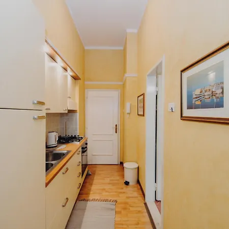 And Rossella 2 アパート ロヴィニ